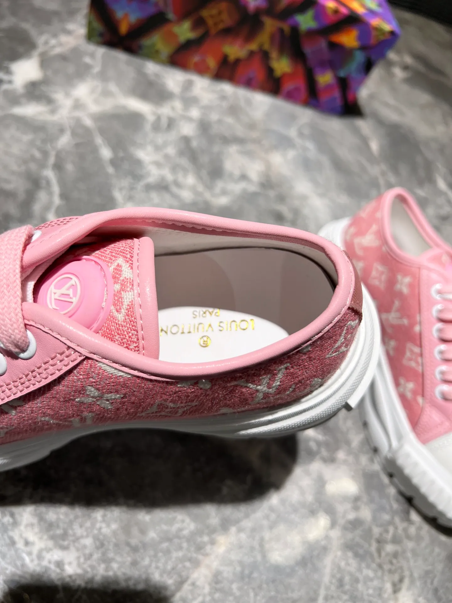 👟👟Ex-factory price 440👟👟 This LV Squad sneaker is made of Monogram denim to stretch out the midsummer comfort. The same color leather outlines the edges, the rubber LV Circle logo embellishes the tongue, and the thick yet lightweight rubber outsole upgrades the comfort again. Yardage: 35-41.